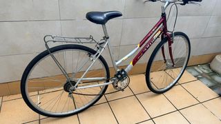 Bicicleta urbana color burdeos y plata 35 pulgadas