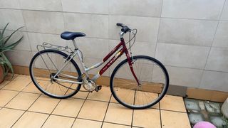 Bicicleta urbana color burdeos y plata 35 pulgadas