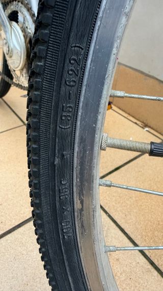 Bicicleta urbana color burdeos y plata 35 pulgadas