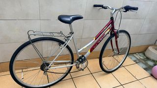 Bicicleta urbana color burdeos y plata 35 pulgadas