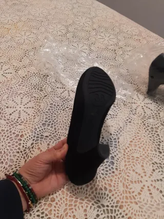 Zapatos de salón ante negros talla 38.