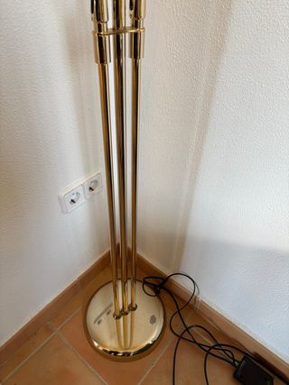 Lámpara de pie 3 focos dorada.