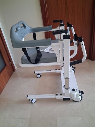 Silla de transferencia con grúa incorporada