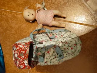 Muñeca con cuna floral