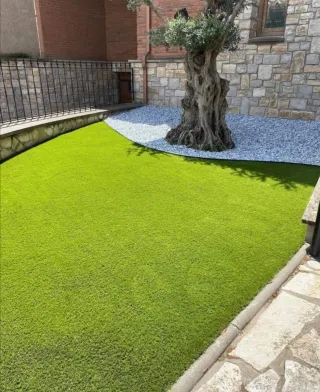 Servicio de jardinería y césped artificial