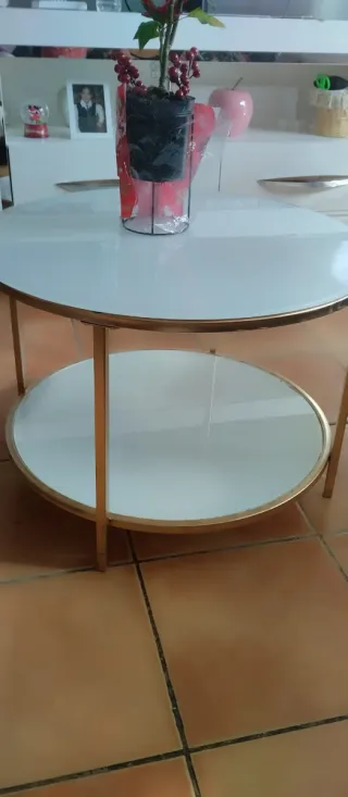 Mesa redonda dorada y blanca