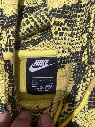 Sudadera Nike con estampado de serpiente