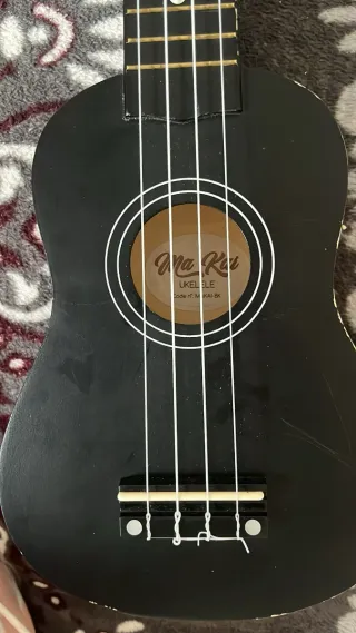 Ukelele Negro Ma Kai con  Accesorios