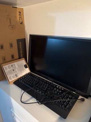 Monitor Lenovo 24' con soporte y regalo