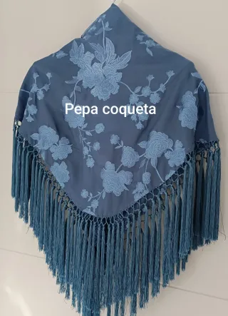 Mantoncillo azul bordado seda