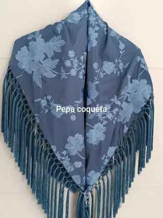 Mantoncillo azul bordado seda