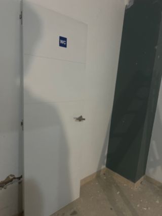 Puerta blanca de 72,con señal WC (quitar pegatina)
