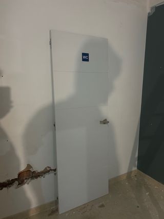 Puerta blanca de 72,con señal WC (quitar pegatina)