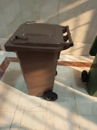 Contenedor de basura verde