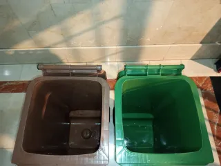 Contenedor de basura verde