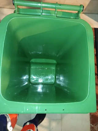 Contenedor de basura verde