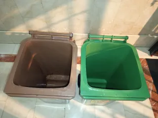 Contenedor de basura verde