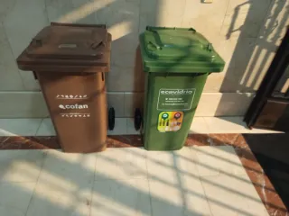 Contenedor de basura verde