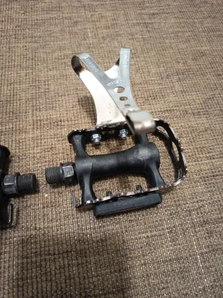 Pedales de bicicleta con calapiés