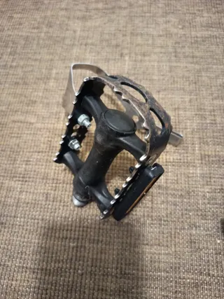 Pedales de bicicleta con calapiés