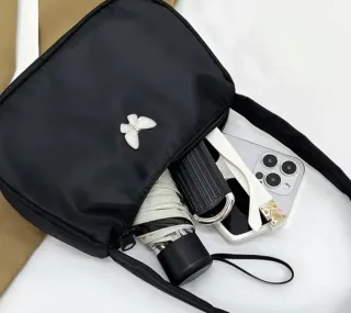 Bolso negro elegante con mariposa