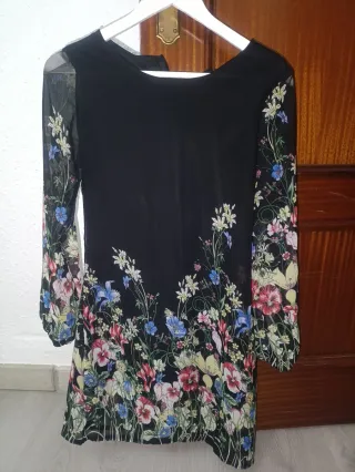 Vestido negro con estampado floral
