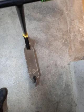 Patinete freestyle negro y dorado