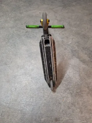 Patinete freestyle negro y dorado