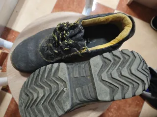Zapatos de trabajo negros y amarillos