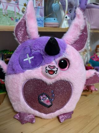Peluche de murciélago morado y rosa