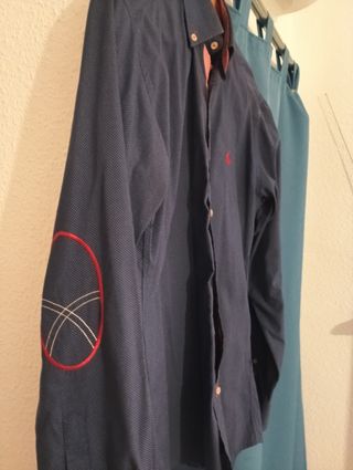 Camisa azul con estampado