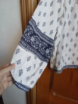 Blusa blanca con estampado azul