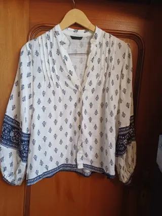 Blusa blanca con estampado azul