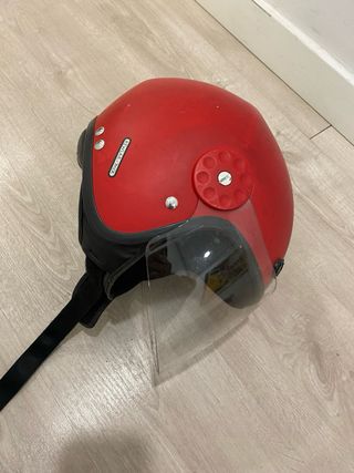 Casco moto rojo con visera elevable