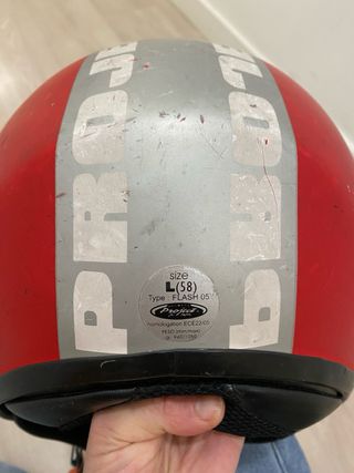 Casco moto rojo con visera elevable