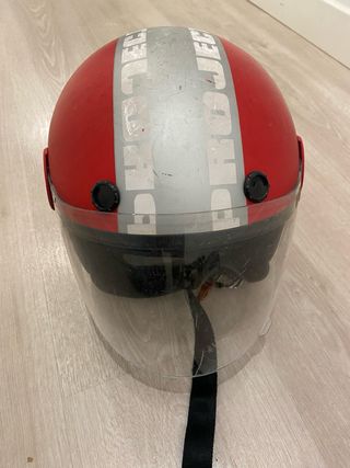 Casco moto rojo con visera elevable