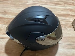 Casco de moto negro con visera