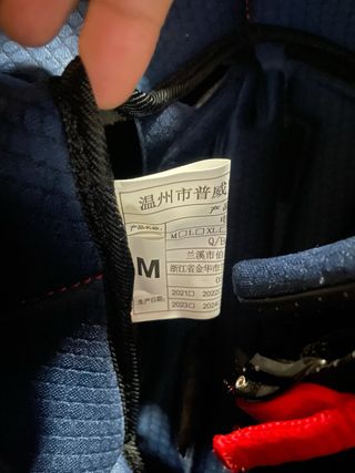 Casco de moto negro con visera