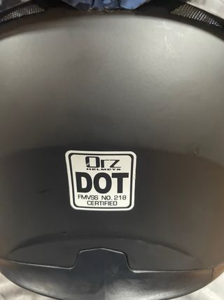 Casco de moto negro con visera