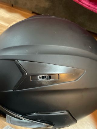 Casco de moto negro con visera