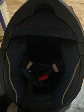 Casco de moto negro con visera