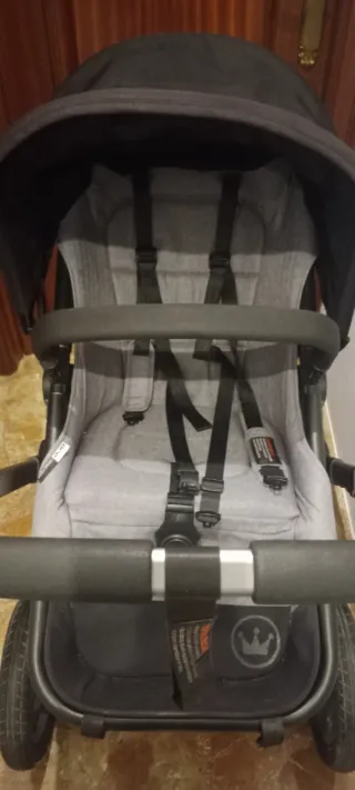 Carro de bebé con accesorios