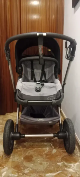 Carro de bebé con accesorios