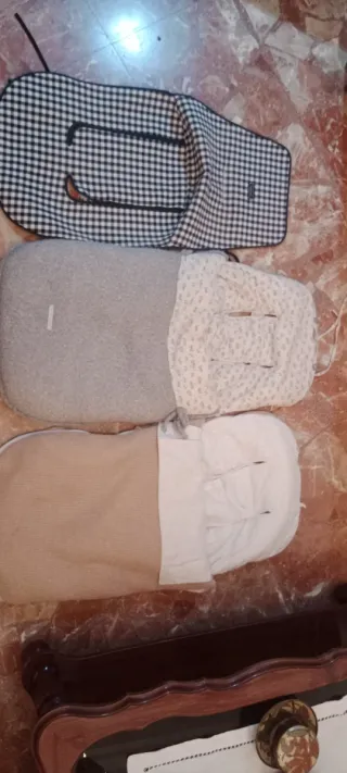 Carro de bebé con accesorios