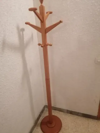 Perchero de pie de madera