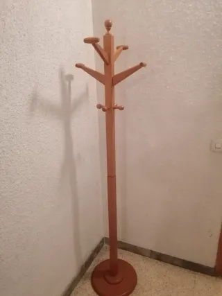 Perchero de pie de madera
