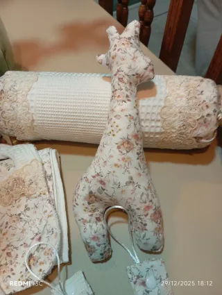 Conjunto bebé: babero, peluche y mordedor