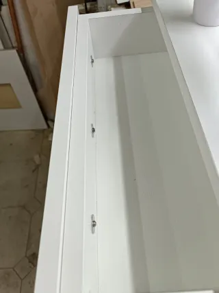 Scaffale con cassetto bianco