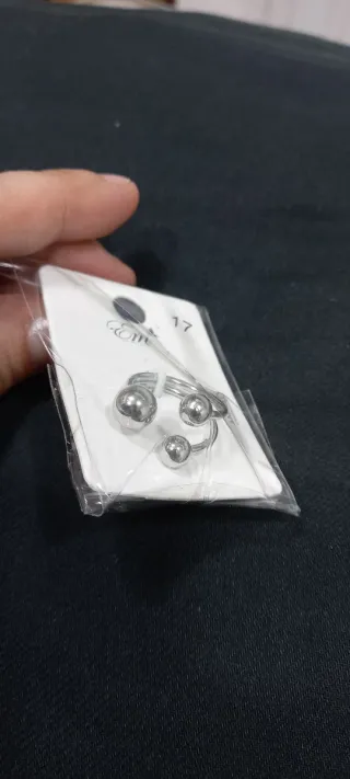 Anillo con perlas plateadas