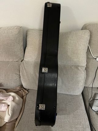 Funda de guitarra negra con interior rojo